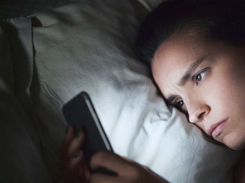 Dormir con el m&oacute;vil debajo de la almohada y sus consecuencias